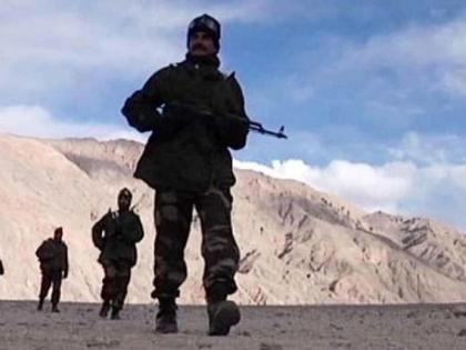 India China FaceOff: Indian Army lays strong foothold in Pangong Lake area, Indian troops surround Chinese PLA | India China FaceOff: पँगाँग सरोवर परिसरात लष्कराने मजबूत पाय रोवले, भारताच्या जवानांनी चिन्यांना चहुबाजूंनी घेरले