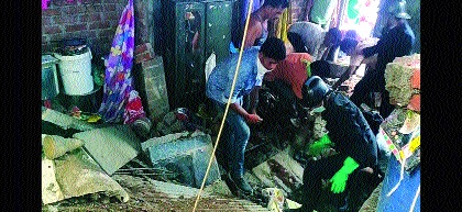 Three injured in wall collapse, incident in Bhiwandi | घराची भिंत कोसळून तिघे जखमी, भिवंडीतील घटना