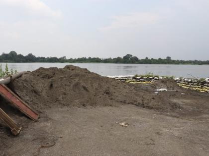 Tehsildar's action on sand subsidence on Dombivali Kumbharkhan Ganesh Ghat | डोंबिवली कुंभारखान गणेश घाटावरील रेती उपश्यावर तहसीलदारांची कारवाई