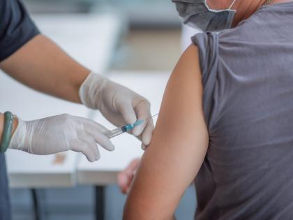 coronavirus: ...म्हणून आठवडाभरासाठी टळली ऑक्सफर्डच्या लसीची भारतातील चाचणी