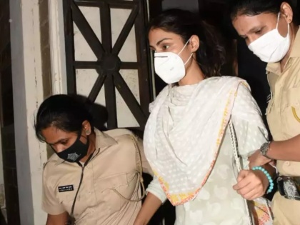 Rhea chakraborty may soon be taken into custody by ncb | आपल्याच जाळ्यात अडकली रिया चक्रवर्ती, या कारणांमुळे होऊ शकते अटक