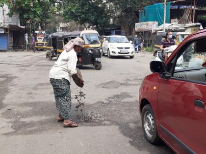 potholes on roads filled with stones and Clay soil in dombivli | चिकण माती, खडींनी बुजवले डांबर रस्त्यावरील खड्डे, नागरिकांची टीका