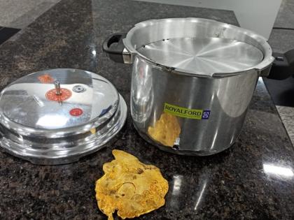 Viral photo of gold smuggled in a pressure cooker | धक्कादायक! प्रेशर कूकरमध्ये 'असं' लपवलं जायचं सोनं; फोटो पाहून तुमचीही झोप उडेल