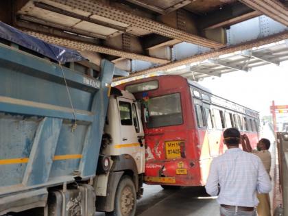 Dumper hits ST Bus at Kings Circle, traffic jam in Sion area | किंग्ज सर्कल येथे डंपरची एसटीला धडक, सायन परिसरात वाहतूक कोंडी