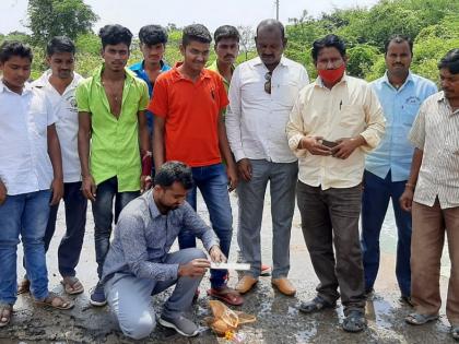 Shraddha of the bridge laid by the youth | युवकांनी घातले पुलाचे श्राध्द