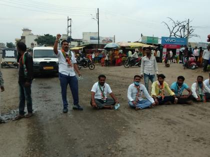 Block the road in Aundha city by Congress | काँग्रेसतर्फे औंढा शहरात रास्ता रोको