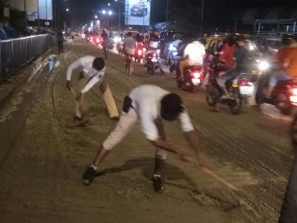 Video : Salute To Traffic Police ... Finally, the traffic police took the shovel in hand! | Video : Salute To Traffic Police...अन् अखेर ट्राफिक पोलिसांनीच हाती घेतले फावडे!