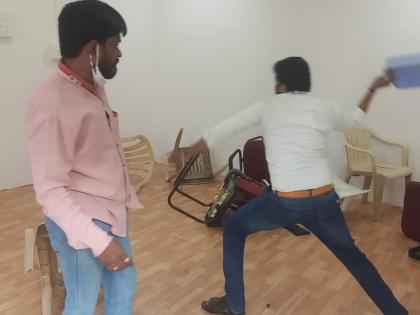 MSEDCL office vandalized by MNS workers | मनसेच्या कार्यकर्त्यांकडून महावितरण कार्यालयाची तोडफोड