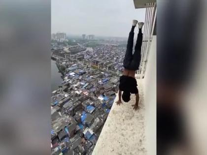 youth doing dangerous stunts from 22nd floor of building in mumbai video | उंच इमारतीच्या 22 व्या मजल्यावर जीवघेणा स्टंट; थरकाप उडवणारा Video तुफान व्हायरल