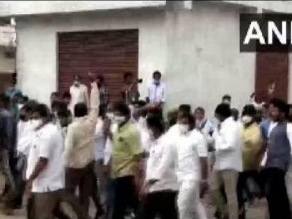 telangana locals hurled slippers at ibrahimpatnam mla manchireddy kishan reddy video | Video : ...अन् संतप्त गावकऱ्यांनी आमदारावर फेकल्या चपला