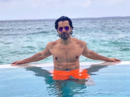 Varun dhawan maldives vacation chills in the pool | मालदीवमध्ये एन्जॉय करतोय वरुण धवन, स्विमिंग पूलमध्ये दिसला रिलॅक्स मूडमध्ये