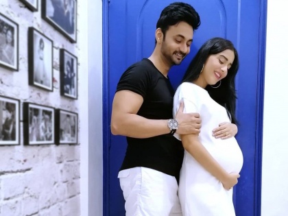 Amrita rao revealed she is in her 9 th month of pregnancy shared a stunning picture with her husband | बेबी आने वाला है...अमृता रावने पहिल्यांदा शेअर केले बेबी बम्पचा फोटो