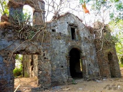 Dronagiri fort is counting the last Minutes In Uran | द्रोणागिरी किल्ला मोजतोय अखेरची घटका, ओएनजीसीच्या बंधनांमुळे किल्ल्याची डागडुजी अशक्य