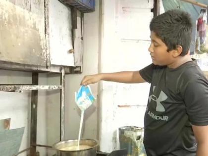 After losing his mother's job, he started selling tea. Instead of books, he got a kettle of tea in hand | आईची नोकरी गेल्याने विकावा लागतोय चहा, पुस्तकांऐवजी लहानग्याच्या हातात आली चहाची किटली