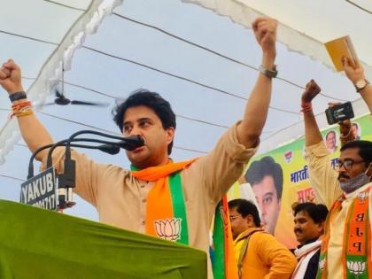 madhya pradesh by election jyotiraditya scindia demands votes for congress instead bjp | भरसभेत भाजपाचे ज्योतिरादित्य शिंदे म्हणाले, "पंजासमोरील बटण दाबून..."; Video तुफान व्हायरल