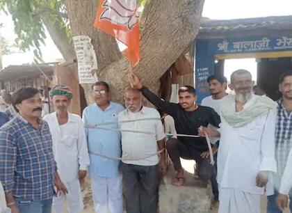 Not giving election ticket, BJP activist tied the leader to a tree | निवडणुकीचे तिकीट नाही दिले, भाजपा कार्यकर्त्याने नेत्याला झाडाला बांधून घातले