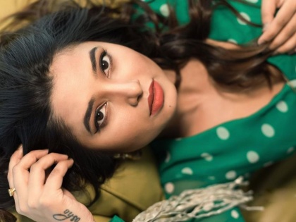 Actress prajakta mali looks very glamorous in a green color dress | हिरव्या रंगाच्या ड्रेसमध्ये खूपच ग्लॅमरस दिसतेय अभिनेत्री प्राजक्ता माळी, चाहते झाले फिदा