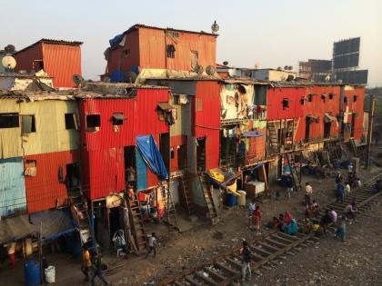 Sidewalks occupied by unauthorized huts in Koparkhairane | अनधिकृत झोपड्यांनी व्यापले पदपथ, कोपरखैरणेतला प्रकार, परिसराला आली अवकळा