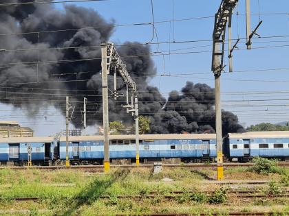 A huge fire broke out in the premises of a closed chemical company adjacent to a railway track | रेल्वे रुळाला लागून असलेल्या बंद केमिकल कंपनीच्या आवारात भीषण आग