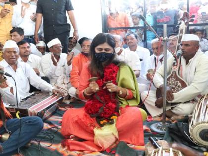 Pankaja Munde immersed in bhajan at Gopinath Gad; Inspired by many by donating blood themselves | गोपीनाथ गडावर पंकजा मुंडे भजनात लीन; स्वतः रक्तदान करून केले अनेकांना प्रेरित 