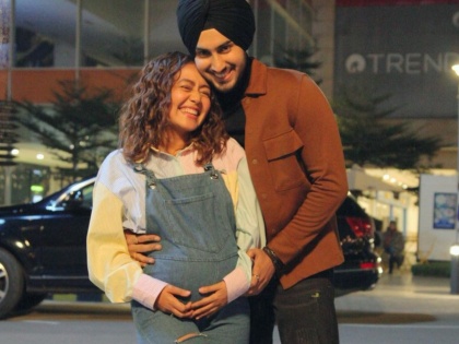 Bollywood singer Neha Kakkar, Rohanpreet Singh Announce Pregnancy? | लग्नाच्या दोनच महिन्यांत नेहा कक्कर प्रेग्ननंट? सोशल मीडियाद्वारे दिली खुशखबर