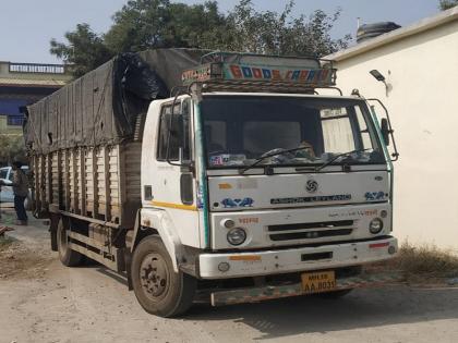 Animal smuggling exposed in Beed district; Charges filed against three | कत्तलखान्याकडे जाणारी १५ जनावरे पोलिसांच्या ताब्यात; तिघांवर गुन्हा दाखल