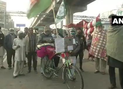 60 years old satyadev manjhi wanted to support farmers riding 1000 km cycling to reach border | शेतकरी आंदोलनाला पाठिंबा देण्यासाठी "या" आजोबांनी चालवली तब्बल 11 दिवस 1000 किमी सायकल