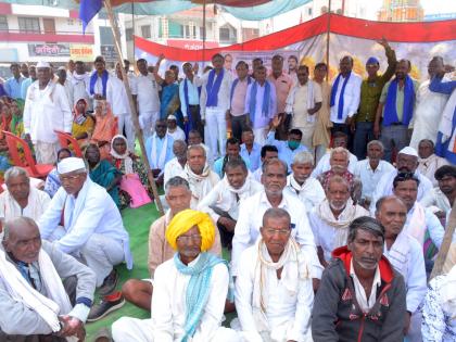 agitaion of RPI in front of the Parabhani Collector's office regarding the Gairan land | गायरान जमिनीबाबत रिपाइंचे जिल्हाधिकारी कार्यालयासमोर धरणे 