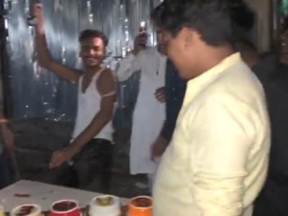 Birthday cake cut with sword, 6 youths arrested in Kurla | तलवारीने बर्थ डेचा केक कापणे पडले महागात, कुर्ला येथे ६ तरुणांना अटक