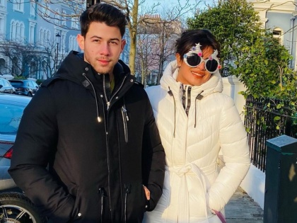 Priyanka Chopra And Nick Jonas Celebrated Christmas 2020 In London Photos Goes Viral | ख्रिसमसची जादू पसरली प्रियंका चोप्रावर, सेलिब्रेशनमध्ये दंग असल्याचे फोटो आले समोर