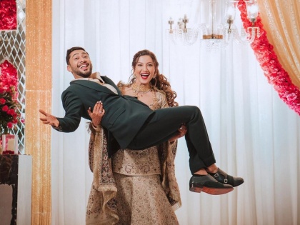 Newlywed bride Gauhar Khan picked up her husband, the photo caught her eye | नई नवेली दुल्हन गौहर खानने पतीलाच घेतले उचलून, फोटोने वेधले लक्ष
