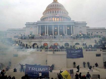 WashingtonDC Police say 52 have been arrested, following violence at US Capitol | US Capitol : अमेरिकेत ट्रम्प समर्थकांचा धूडगूस; हिंसाचारात 4 जणांचा मृत्यू, 52 जणांना अटक