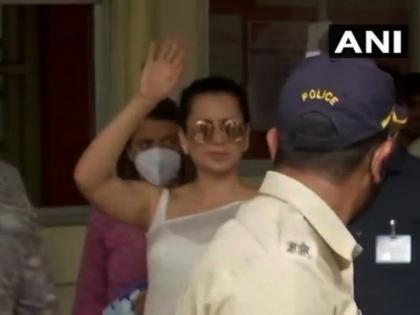 ... Finally Kangana, her sister Rangoli was reaches to Bandra police station | ...अखेर कंगना, तिची बहीण रंगोली वांद्रे पोलीस ठाण्यात दाखल 