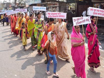 Women's Elgar against alcohol; Demand for eviction of native liquor shop from Kalamanuri | दारूच्या विरोधात महिलांचा एल्गार; कळमनुरीतून देशी दारूचे दुकान हद्दपार करण्याची मागणी