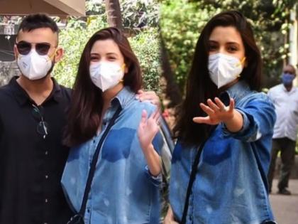 Anushka sharma and virat kohli step out for the first time after their daughter birth | आई-बाबा झाल्यानंतर पहिल्यांदाच कॅमेरा समोर आले अनुष्का शर्मा-विराट कोहली, See Pics