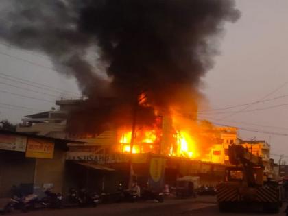 A huge fire broke out at an oil paint warehouse in Ganjgolai area of Latur | गंजगोलाई परिसरातील ऑइल पेंटच्या गोदामाला भीषण आग