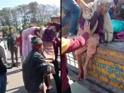 Corporation employees throw homeless people on the streets, excitement over video tapes in Indore | मनपा कर्मचाऱ्यांनी निराधारांना फेकले रस्त्यावर, इंदूरमधील व्हिडिओ फितीमुळे खळबळ