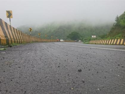 Mumbai-Nashik highway condition is bad | मुंबई-नाशिक महामार्गाची ‘वाट’ बिकट, कसारा, माळशेज घाट जीवघेणा