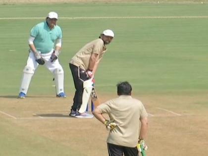 Chief Justice Sharad Bobade's tough shot in a cricket match | सरन्यायाधीश शरद बोबडे यांची क्रिकेट सामन्यात कडक फटकेबाजी