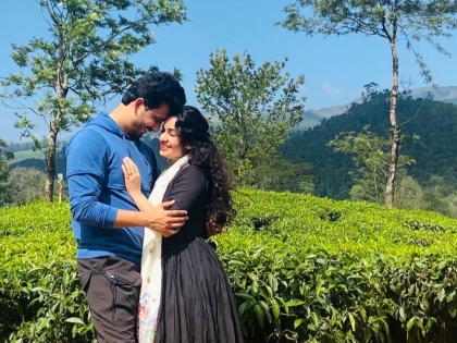 Abhijeet khandkekar shared a romantic photo with his wife sukhada khandkekar | अभिजीत खांडकेकरने शेअर केला पत्नीसोबतचा रोमाँटिक फोटो, फेसबुकवरुन सुरु झाली होती लव्हस्टोरी
