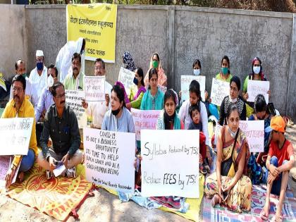 Stop arbitrariness of school; Parents' hunger strike against fee recovery | शाळेचा मनमानी कारभार बंद करा; शुल्क वसुलीविरोधात पालकांचे उपोषण