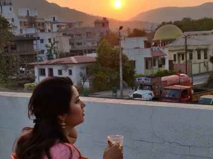 Marathi actress prajakta mali shared a photo of the sunset | ही मराठी अभिनेत्री सूर्यास्ताचा फोटो शेअर करत म्हणाली - मै,मेरी तनहाई और..