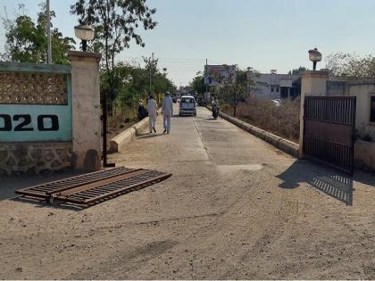 Shocking! The sand mafia broke the gate of the tehsil office and hijacked the tractor | धक्कादायक ! तहसील कार्यालयाचे गेट तोडून वाळू माफियांनी ट्रॅक्टर पळवले