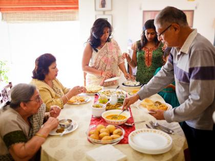 Bad habits after eating drinking water while eating is good or bad side effects | सावधान! जेवल्यानंतर तुम्हीसुद्धा हीच चूक करत असाल; तर कितीही पौष्टीक खा, होणार नाही फायदा 