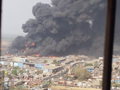 Video: Massive fire at Mandala on Mankhurd Ghatkopar Link Road | Video : मानखुर्द येथील मंडाला येथे झोपडपट्टीच्या बाजूला भंगारच्या सामानाला भीषण आग