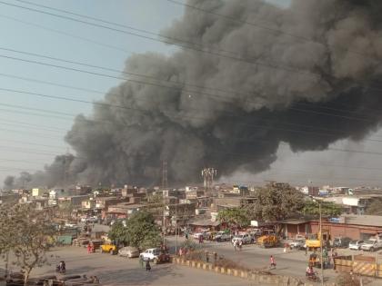 Smoke billows from Mankhurd Mandala in Mankhurd east | Fire : मानखुर्द मंडालामधील भंगारच्या आगीने पूर्व उपनगरात धूराचे लोट