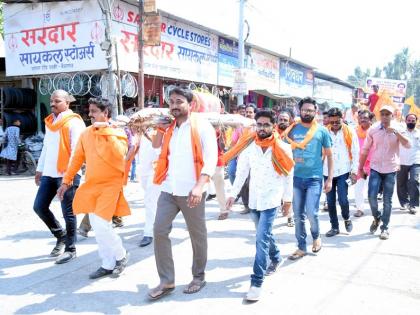 Removed gas cylinder; Shiv Sena's agitation in Parli against fuel price hike | गॅस सिलेंडरची काढली अंत्ययात्रा; इंधन दरवाढीच्या विरोधात परळीत शिवसेनेचे आंदोलन