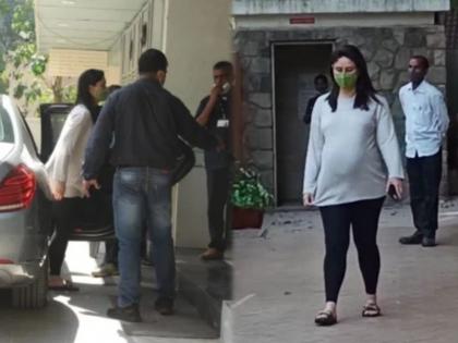 Pregnant kareena kapoor heads for routine check up snapped at clinic video viral on social media | रुटीन चेकअपसाठी क्लिनिकमध्ये पोहोचली प्रेग्नेंट करिना कपूर, व्हिडीओ झाला व्हायरल