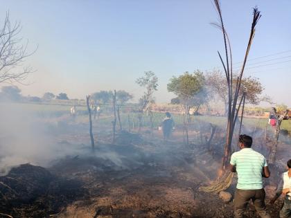 A spark fell from the power line and the farmer's hut was burnt to ashes | विद्युतवाहिनीतून ठिणगी पडली अन शेतकऱ्याचे झोपडीचे घर जळून खाक झाले A spark fell from the power line and the farmer's hut was burnt to ashes | विद्युतवाहिनीतून ठिणगी पडली अन शेतकऱ्याचे झोपडीचे घर जळून खाक झाले