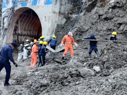 glacier burst in uttarakhand outside tapovan tunnel sister waiting says he is all i have | "त्याच्याशिवाय माझं कोणीच नाही", 'ती' बोगद्याबाहेर पाहतेय भावाची वाट; मन सुन्न करणारी घटना